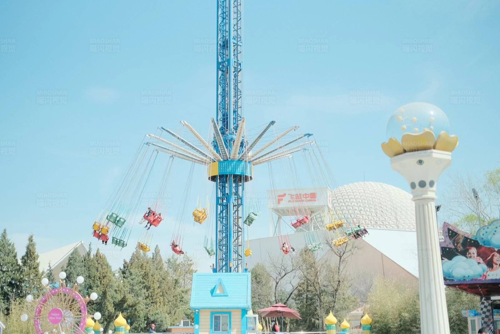 游乐园高空旋转秋千图片