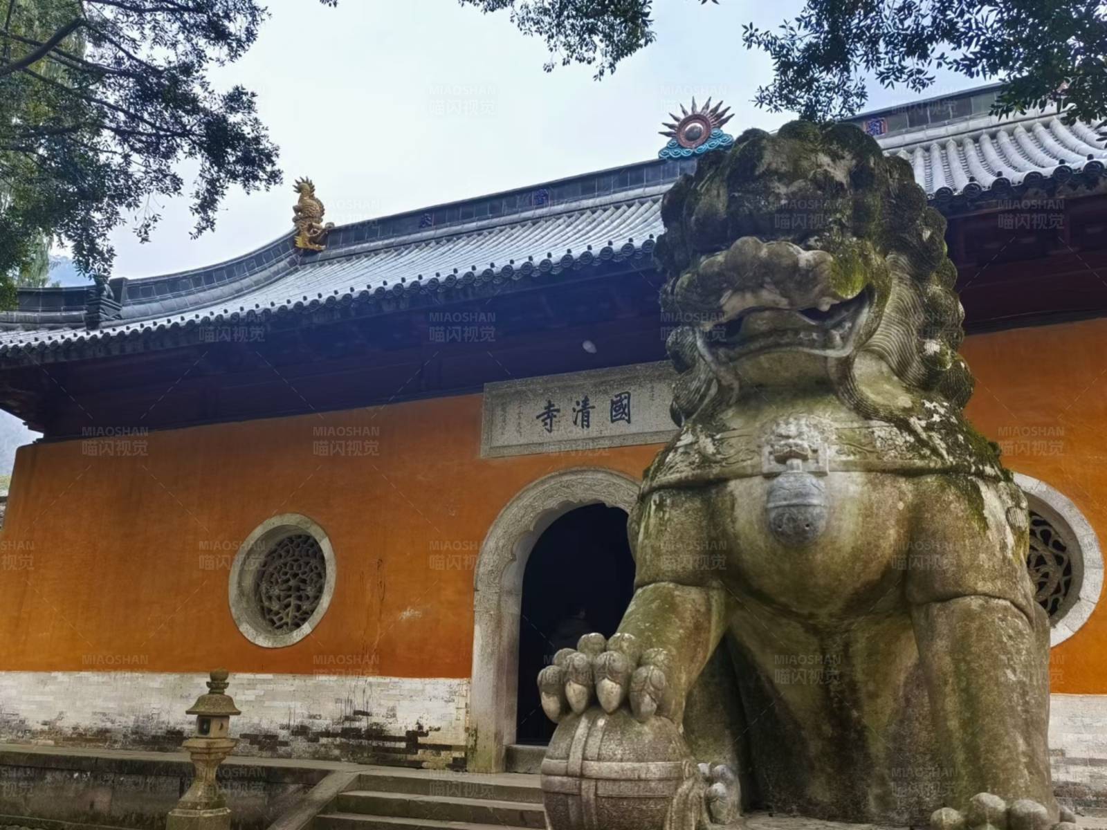 古寺石狮守门图片