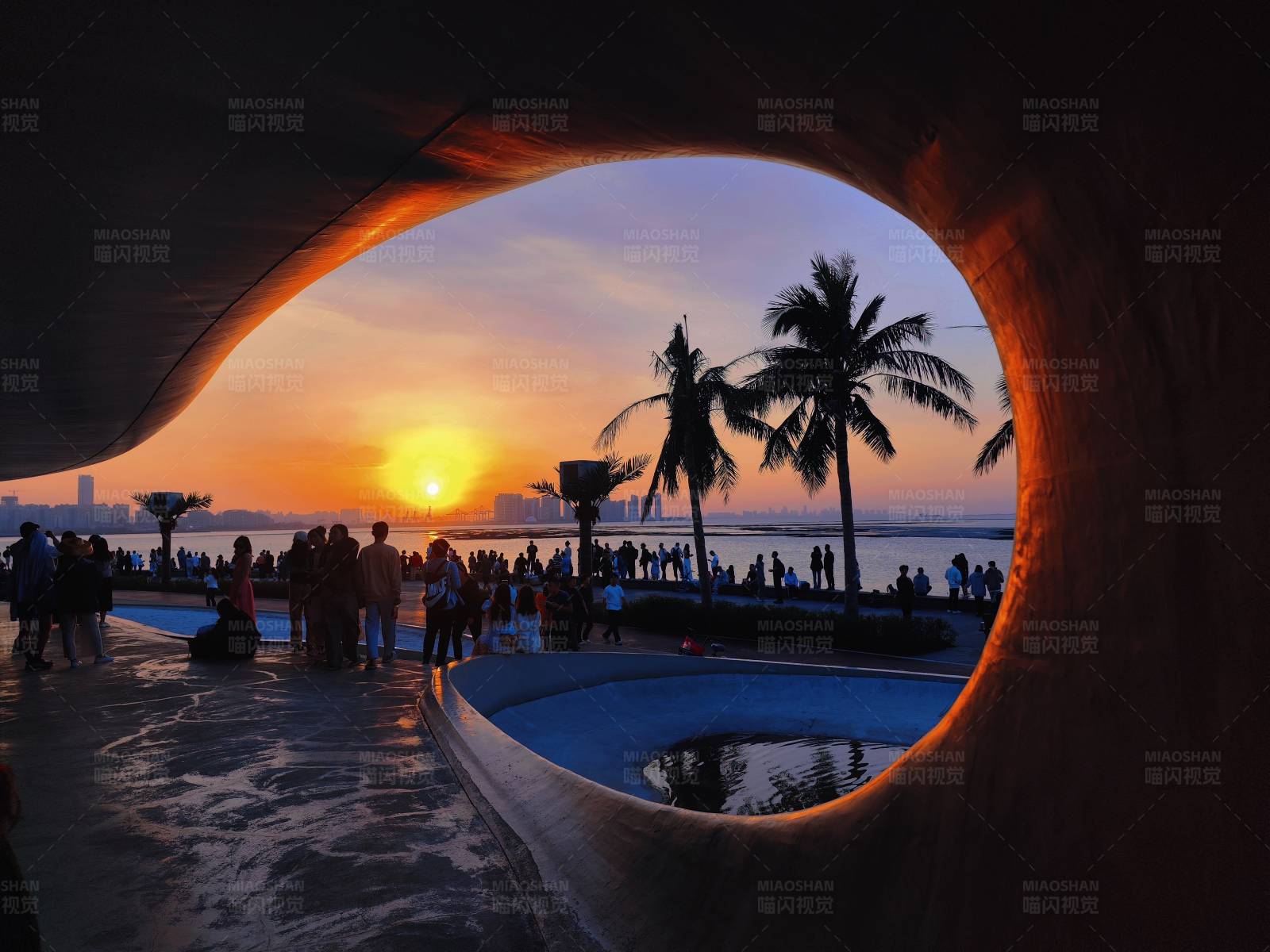 夕阳下的海滩剪影图片