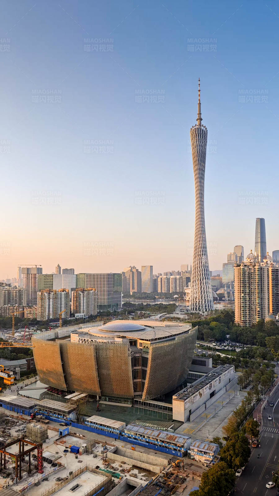 广州塔与城市天际线图片