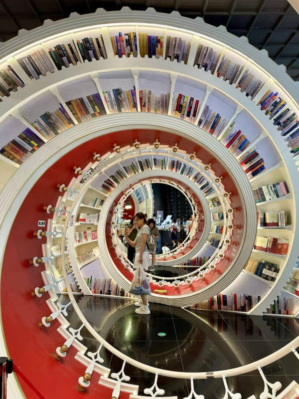 旋转书架的阅读天堂图片