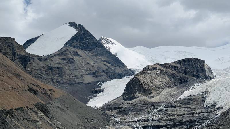 冰川覆盖的山脉图片