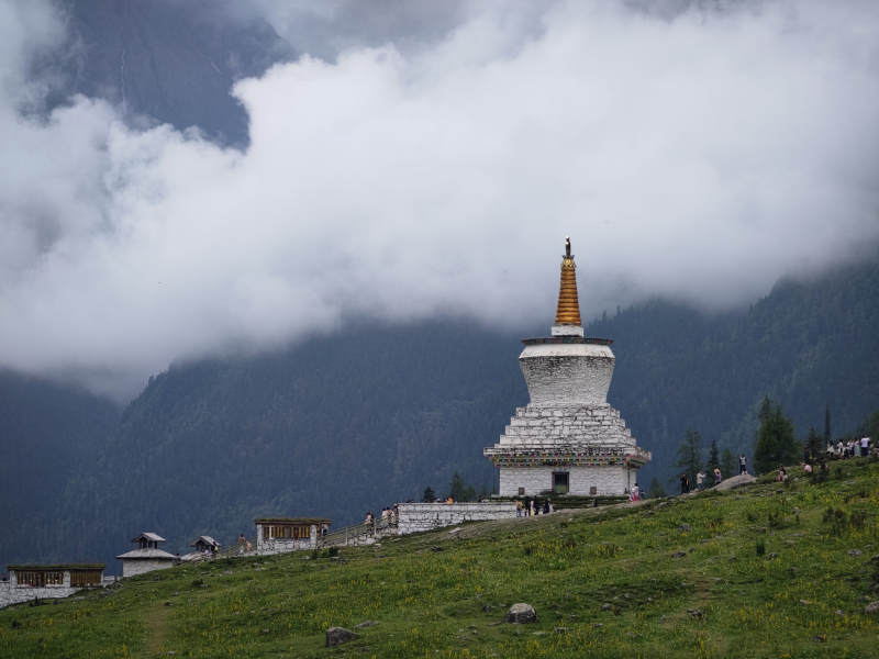 高山云雾中的佛塔图片