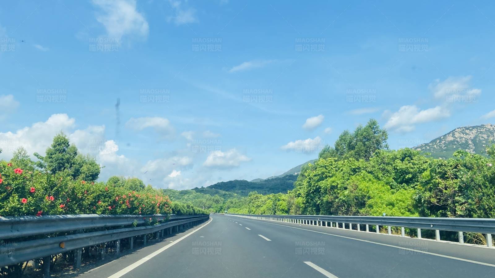 高速公路上的晴天图片