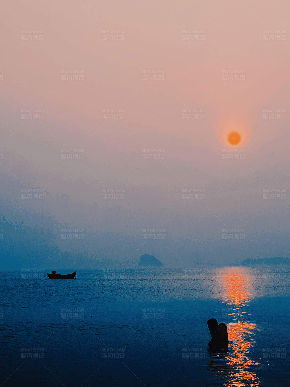 夕阳海景孤舟图片