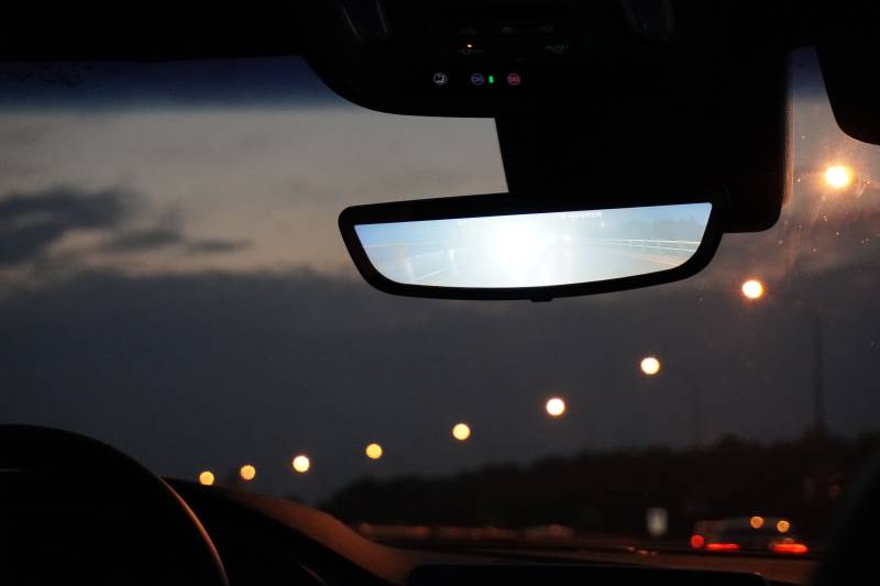 夜间行车后视镜图片