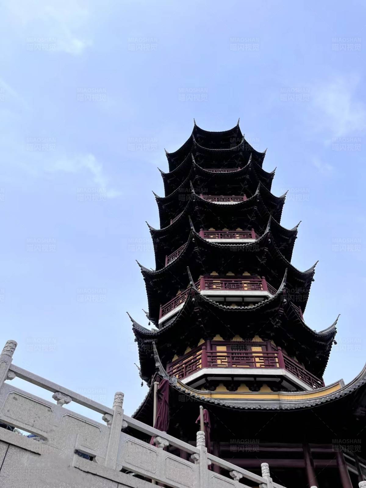 古塔耸立 云淡风轻图片