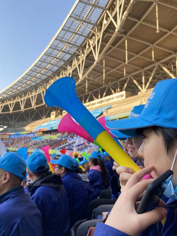 体育场内的蓝色帽子观众图片