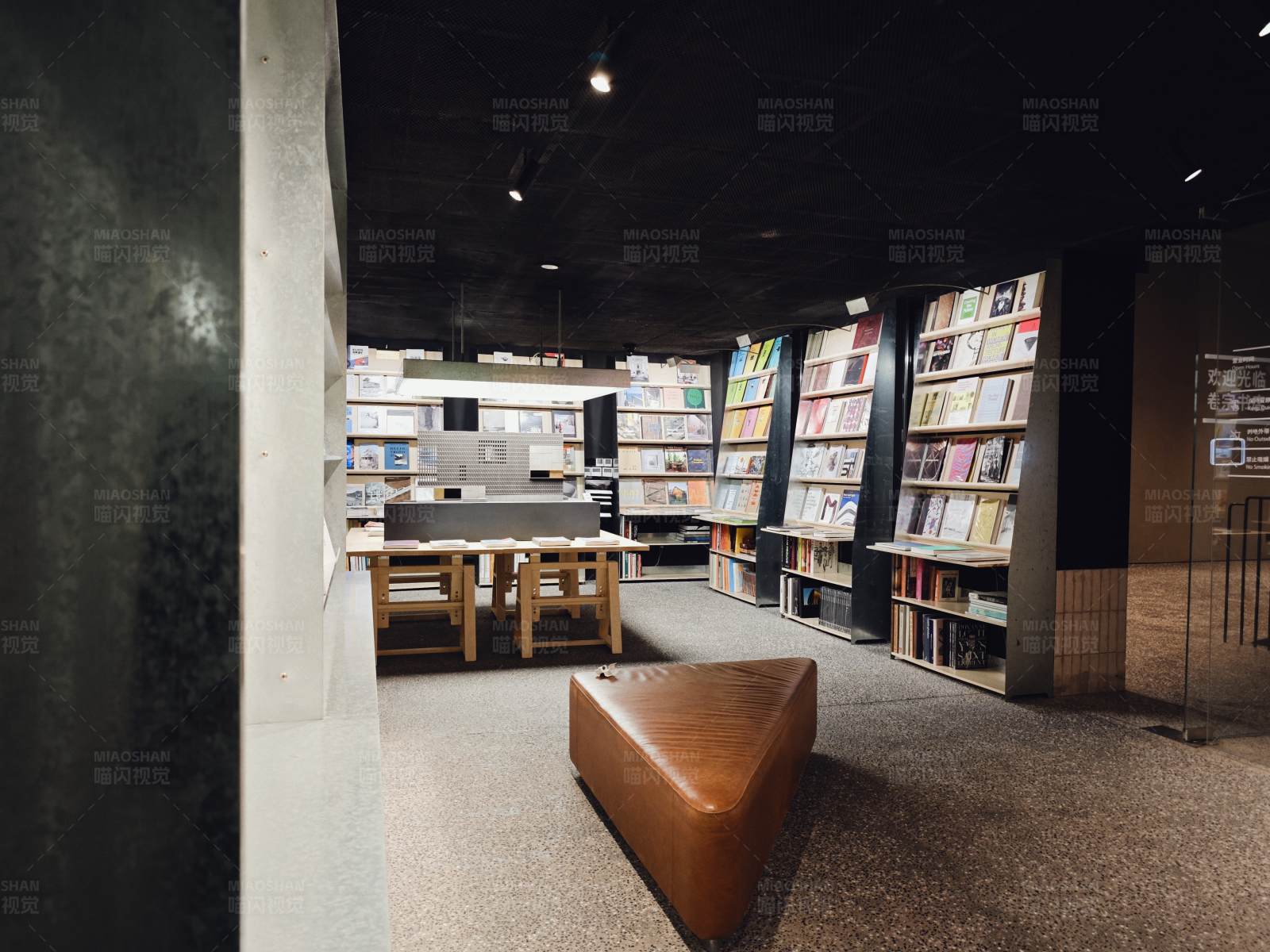 现代书店的一角图片