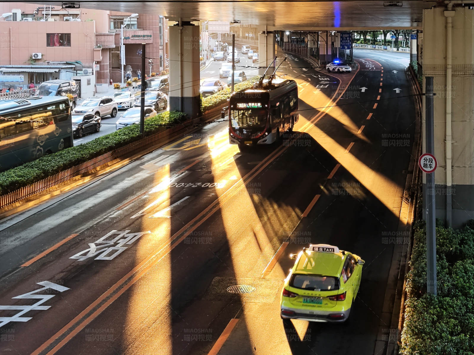 城市光影下的交通图片