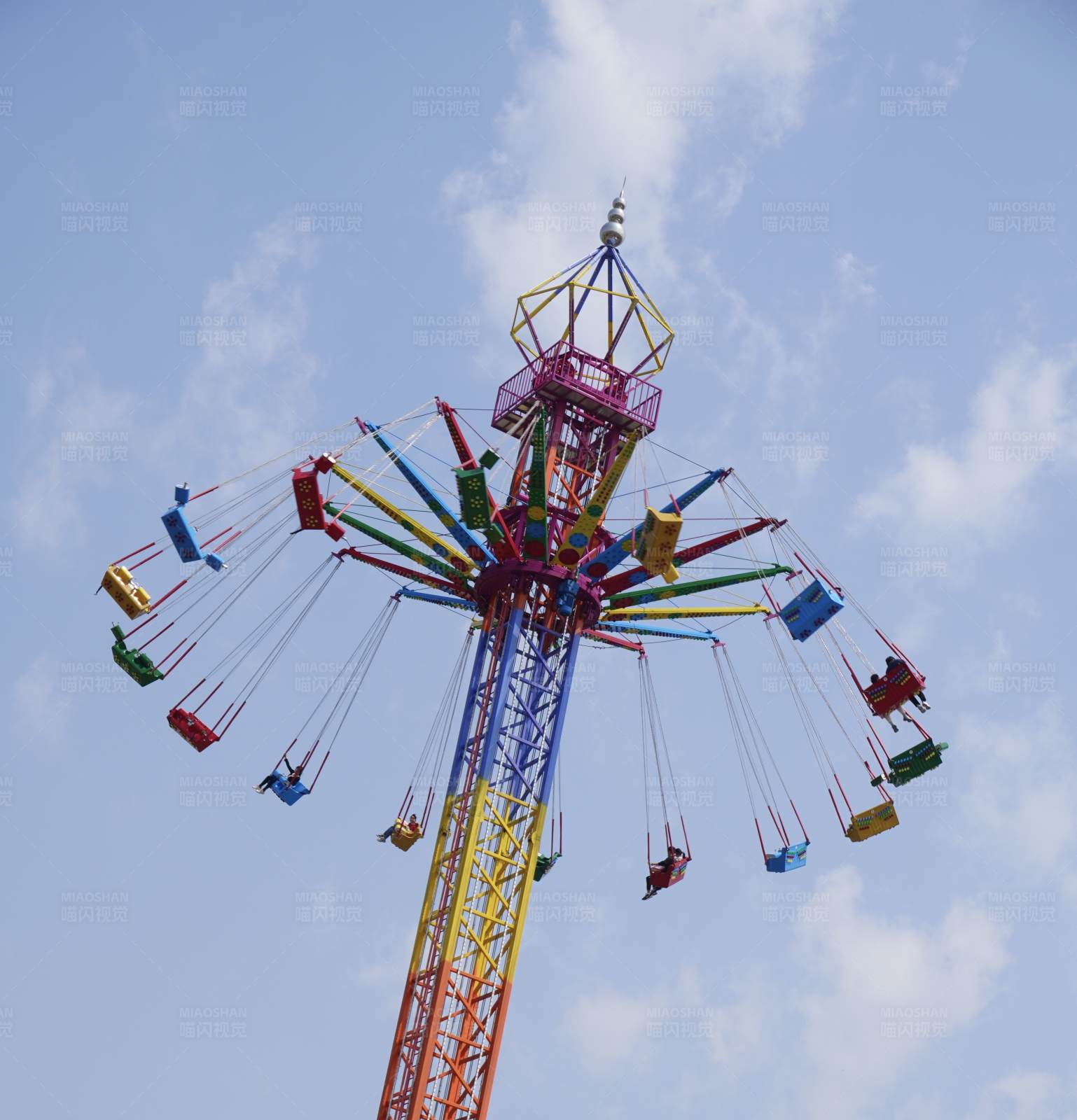 高空旋转秋千游乐设施图片