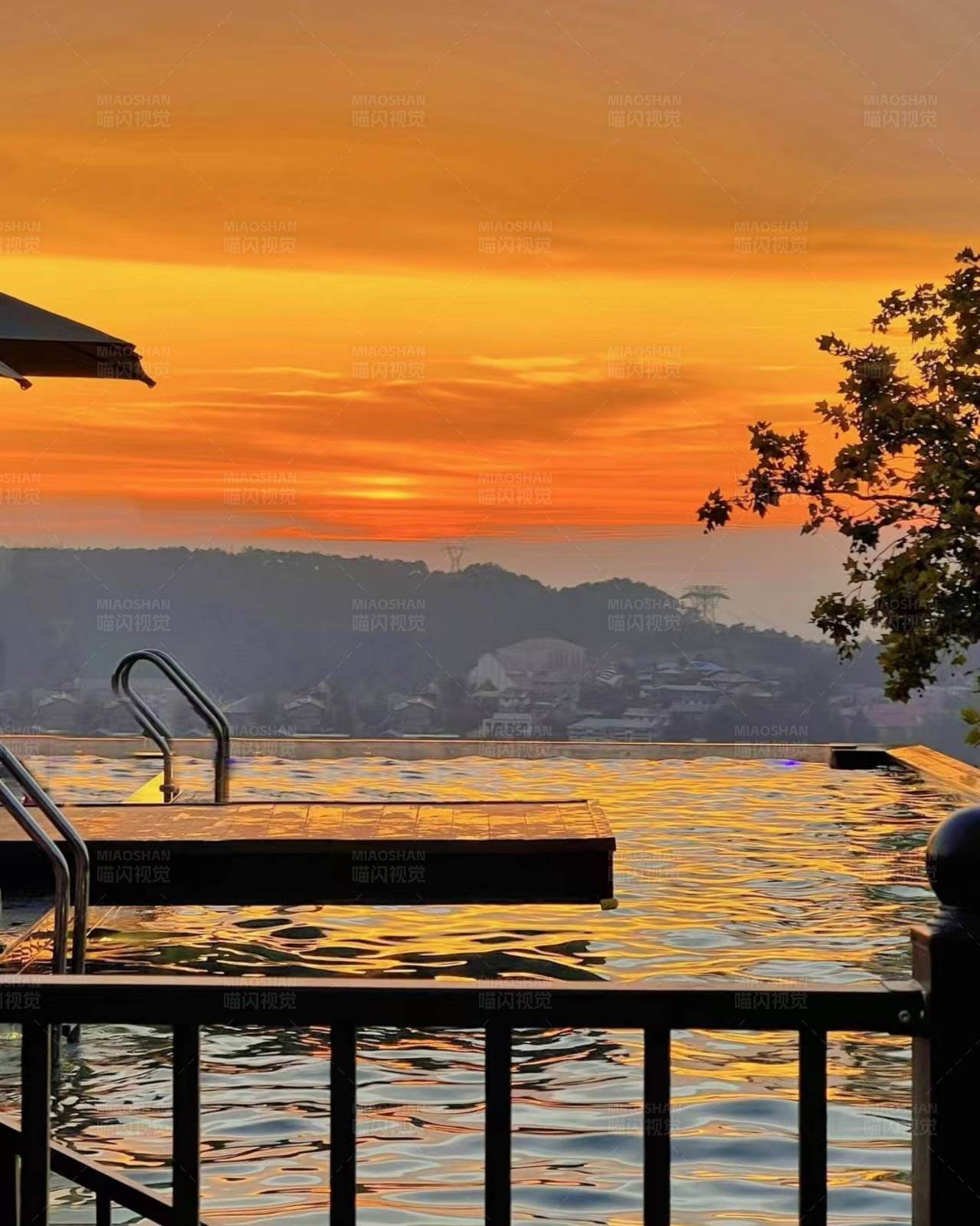 泳池日落美景图片