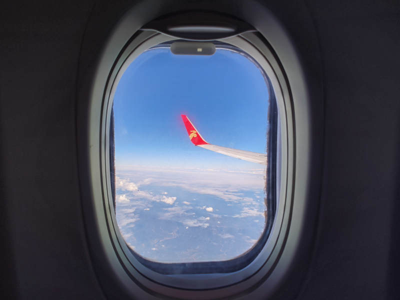 窗外蓝天白云飞机翼图片