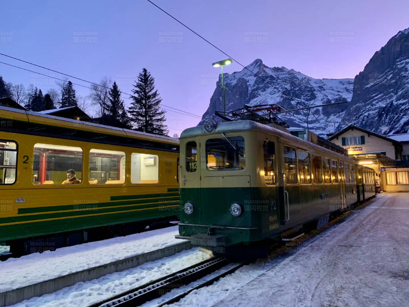 雪夜中的复古列车图片