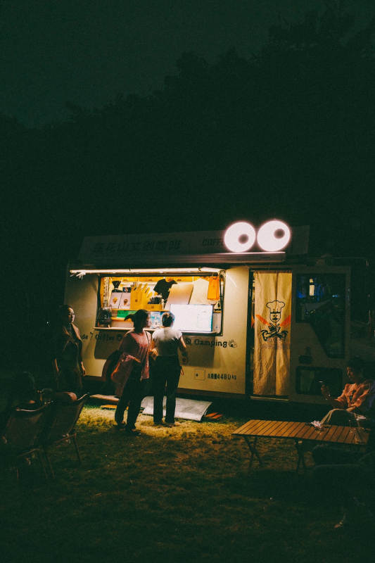 夜市美食车的温馨时光图片