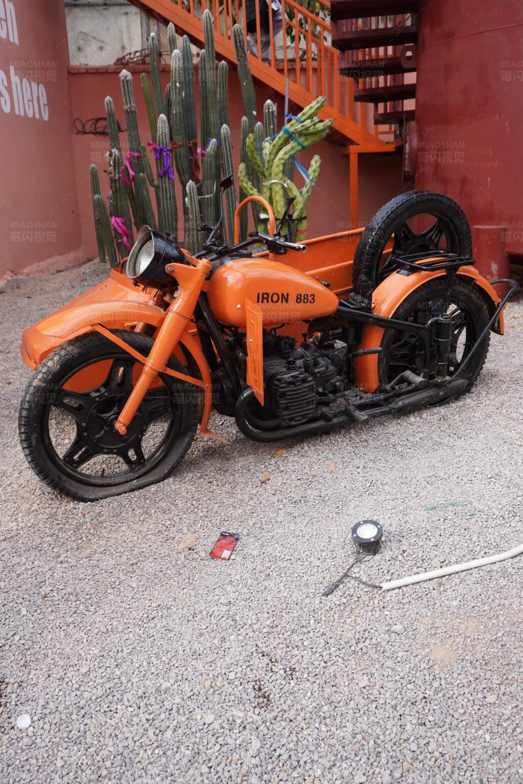 橙色摩托车倒地图片