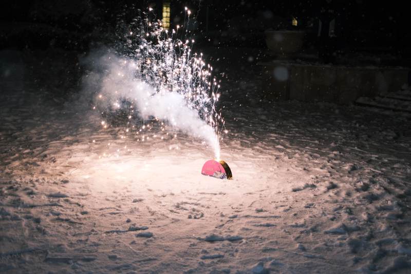 雪地烟花绽放夜图片