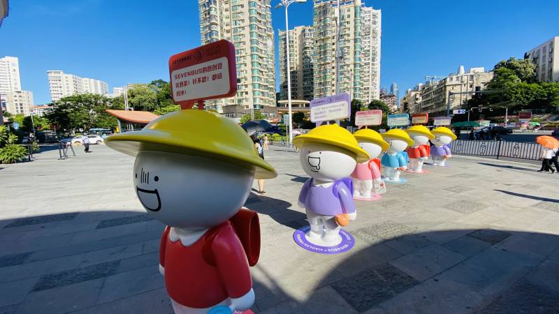 城市中的卡通人偶展览图片