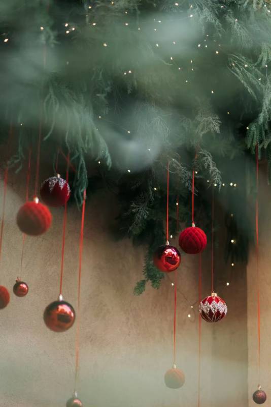 悬挂的红色圣诞装饰图片