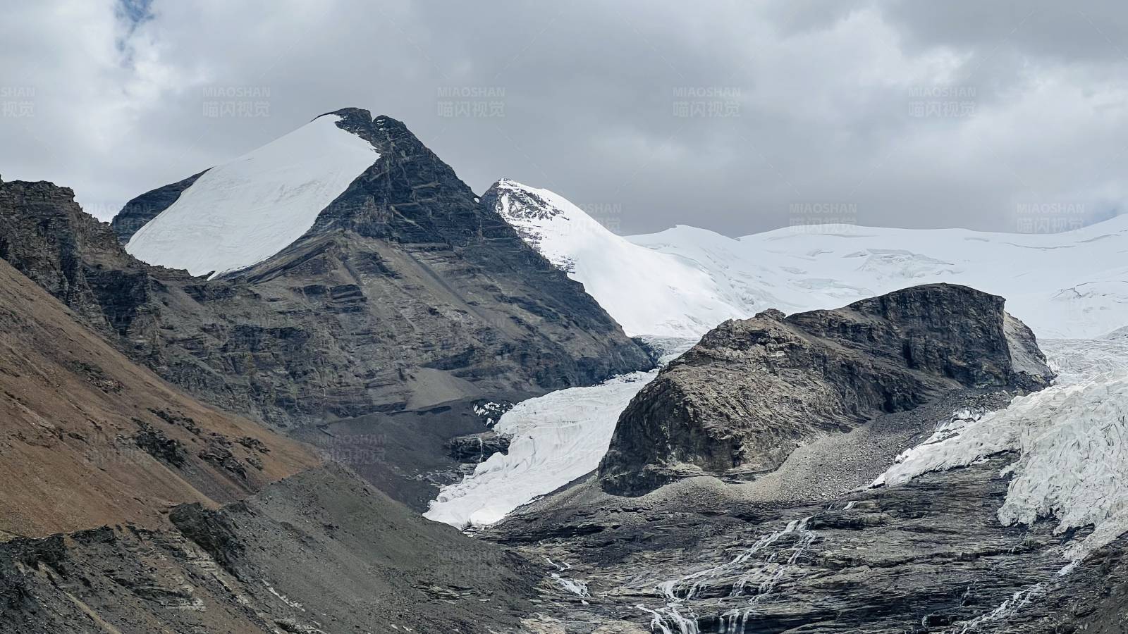冰川覆盖的山脉图片