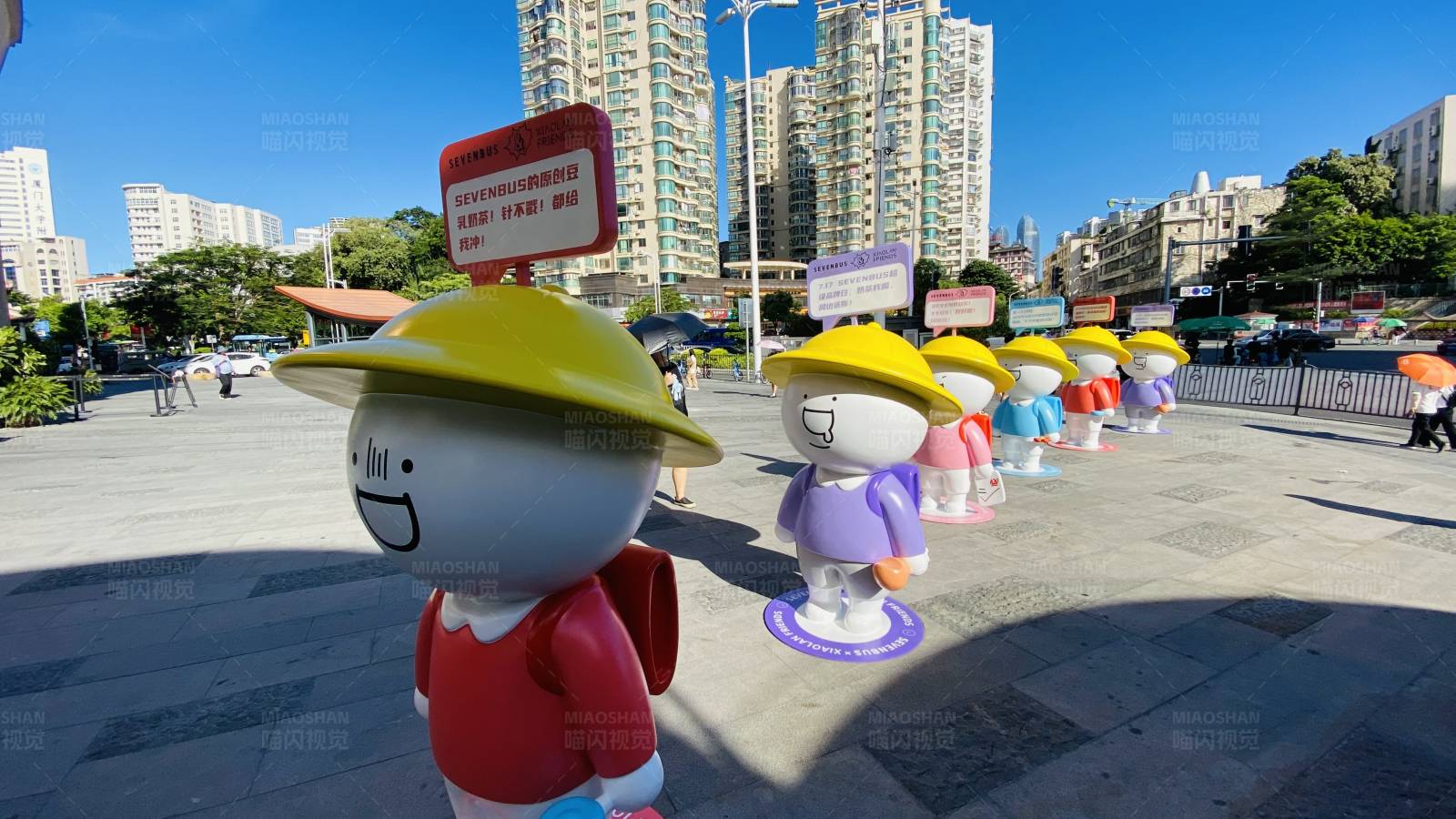 城市中的卡通人偶展览图片