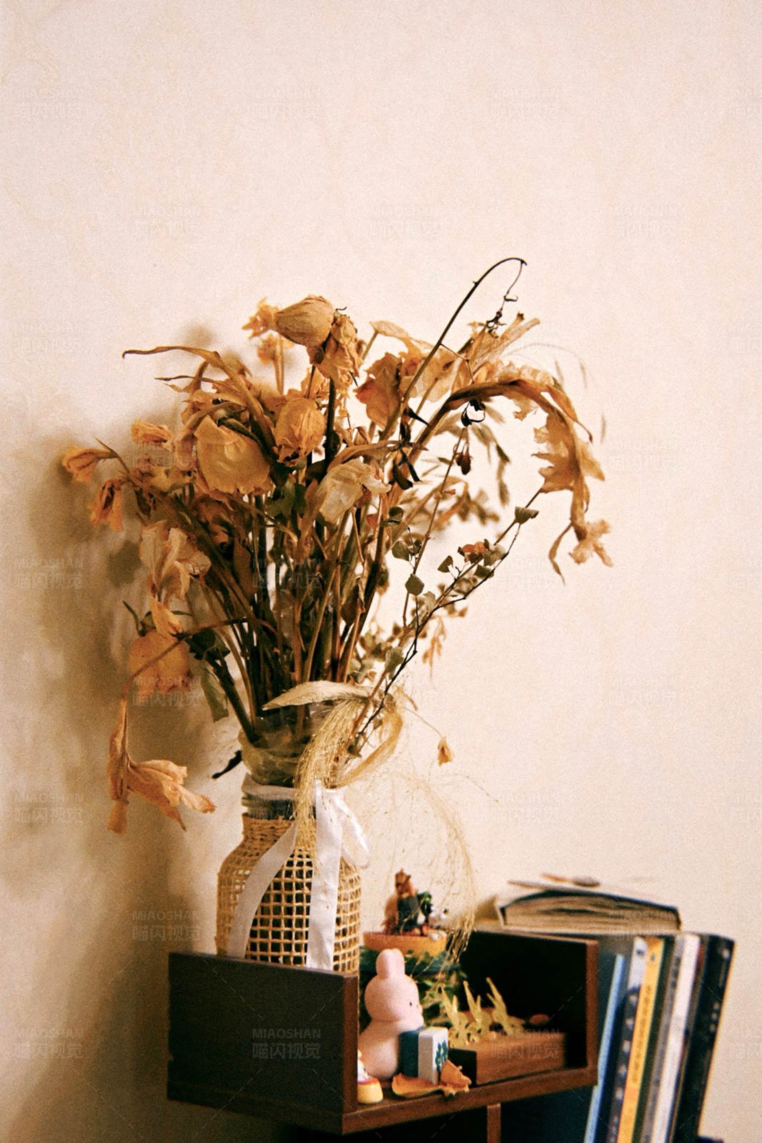 枯萎花束与旧书图片