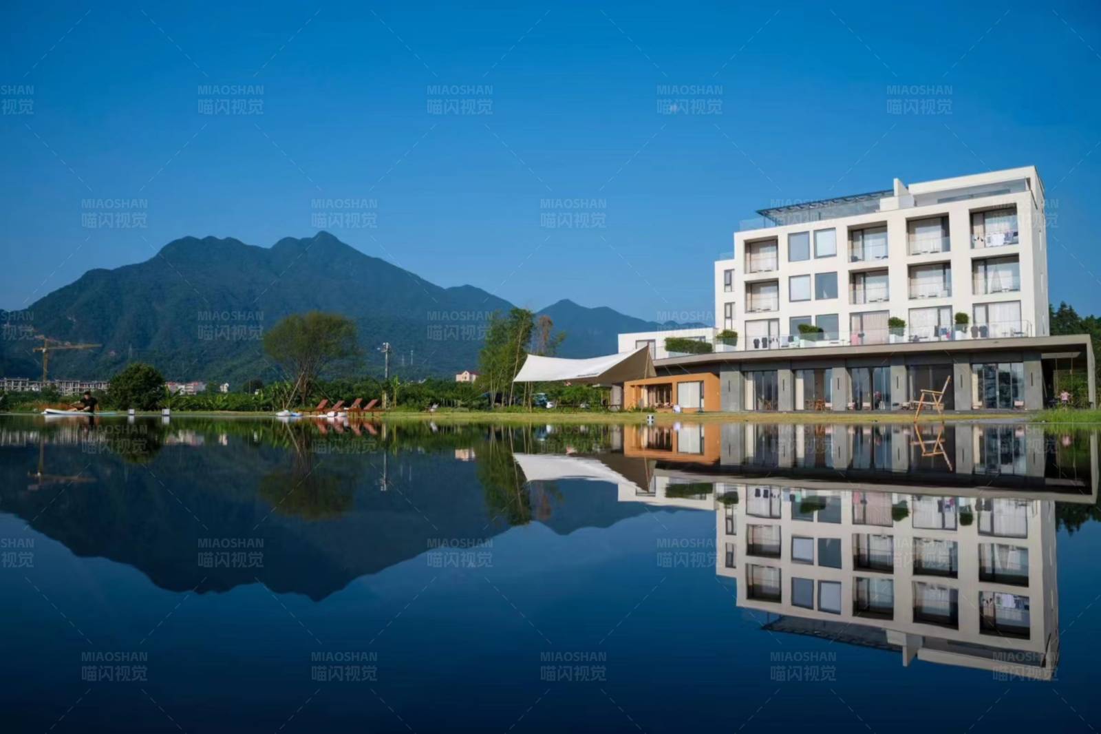 湖畔现代建筑与山景图片