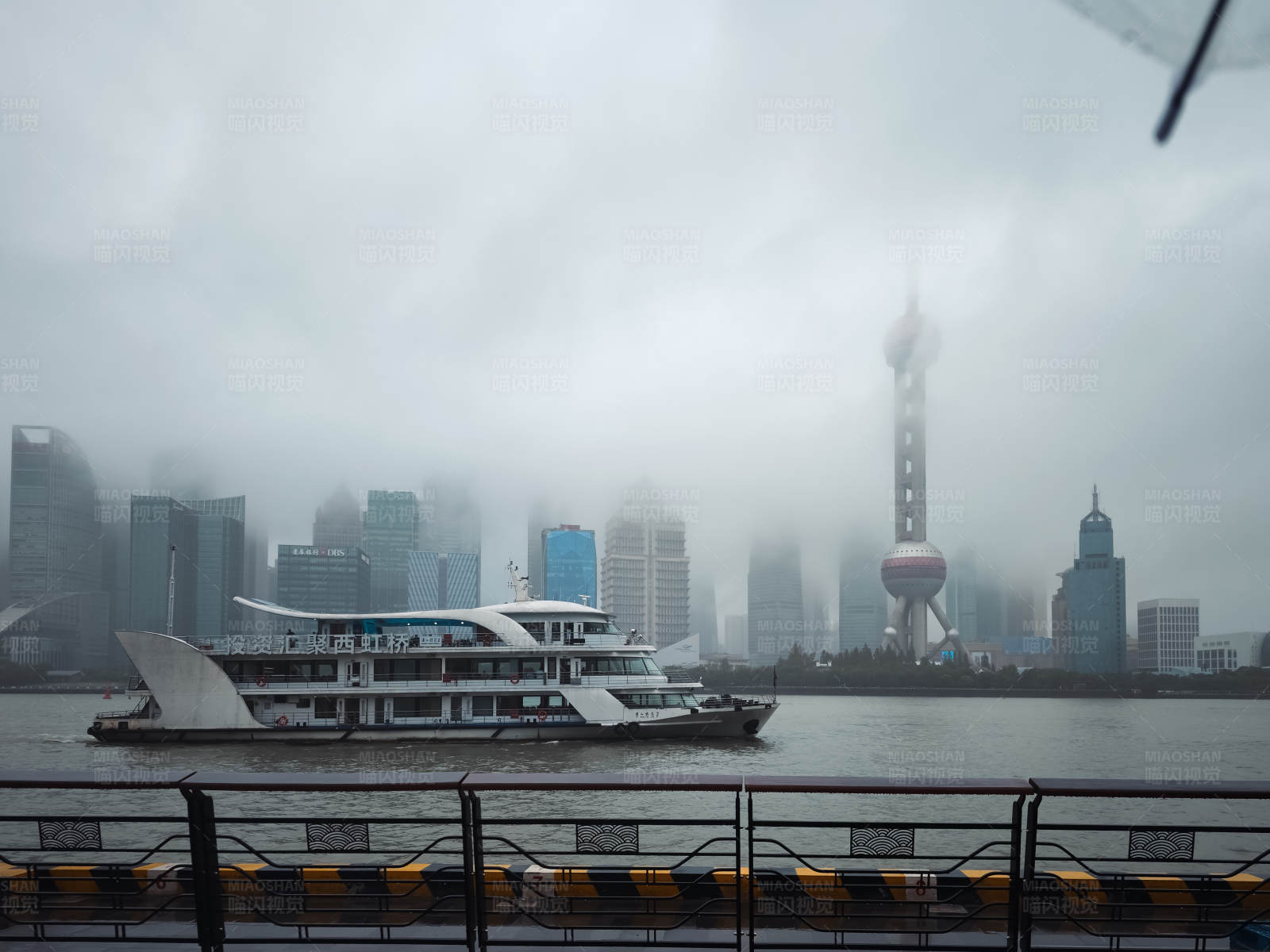 雨中游船观东方明珠图片