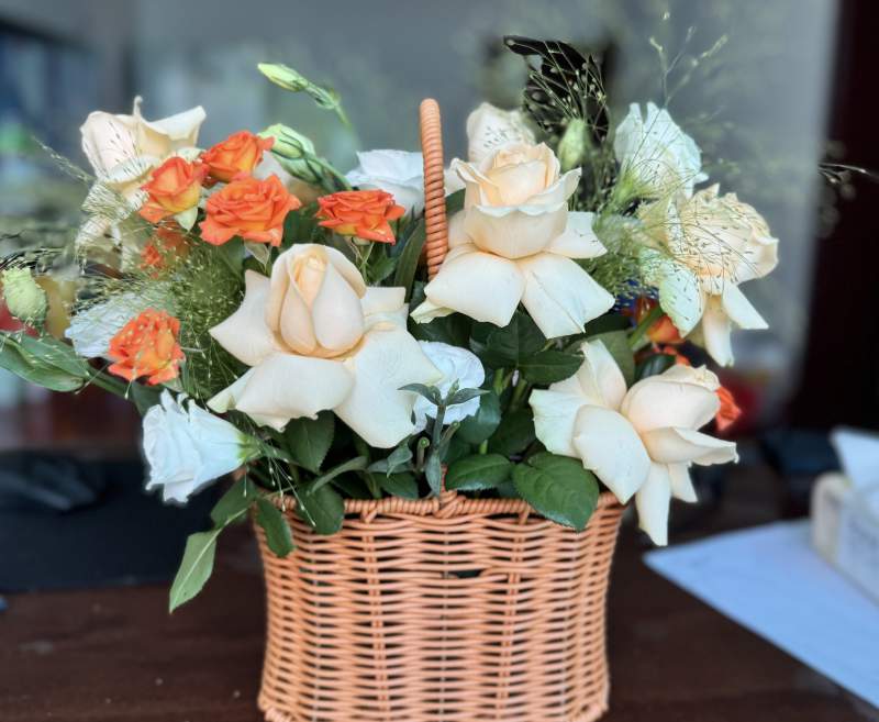 花篮里的橙白玫瑰图片