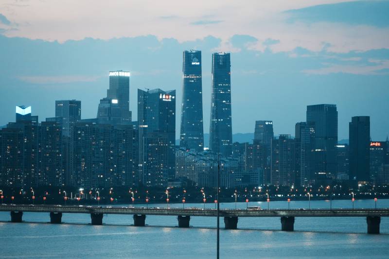 城市天际线与桥梁图片