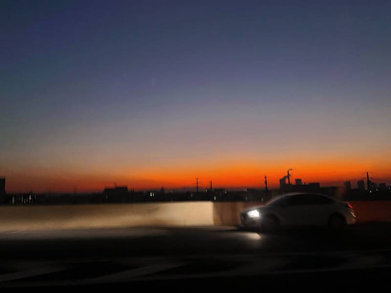 夕阳下的城市与疾驰的车图片