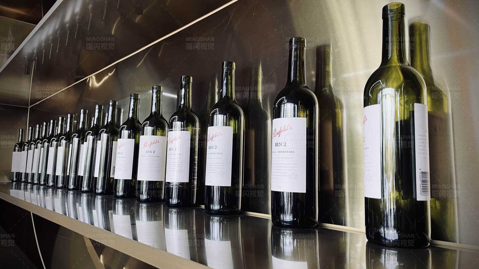 一排整齐的葡萄酒瓶图片
