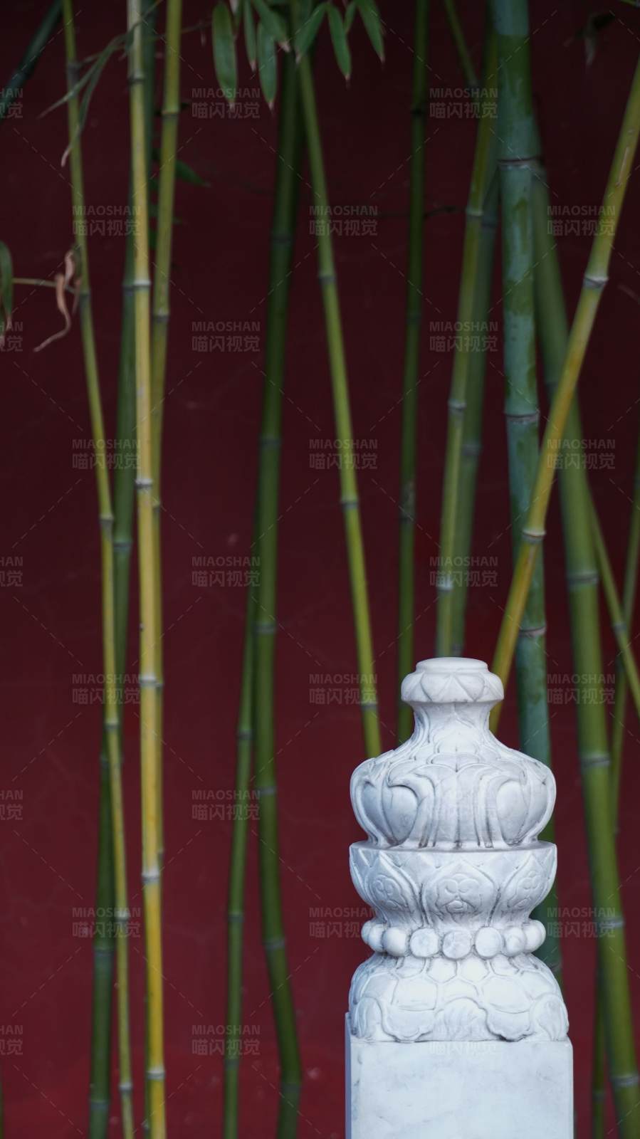 竹林前的石雕图片