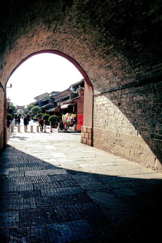 古城拱门下的光影图片