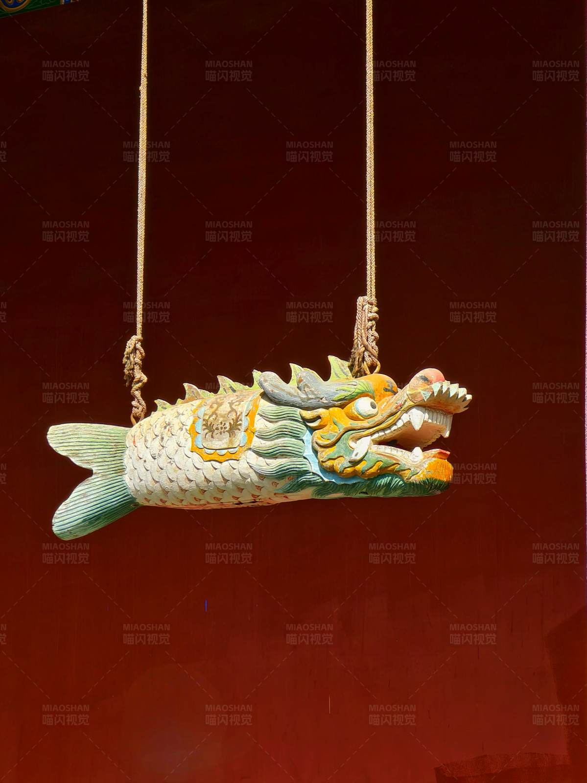 悬挂的龙鱼装饰品图片