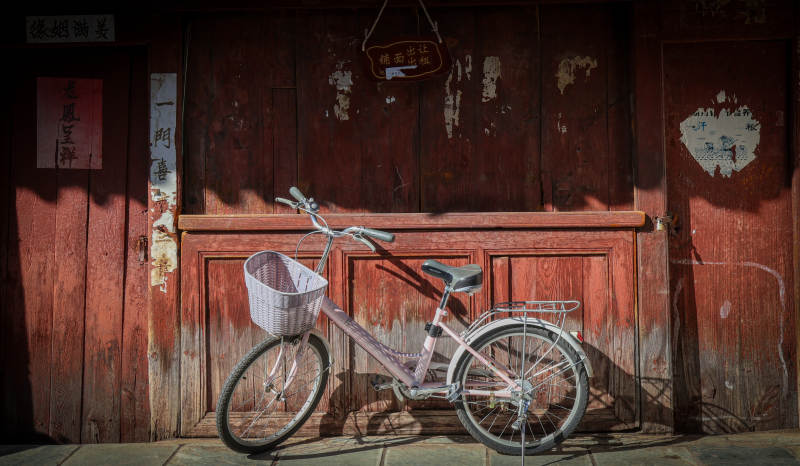 旧门旁的单车图片