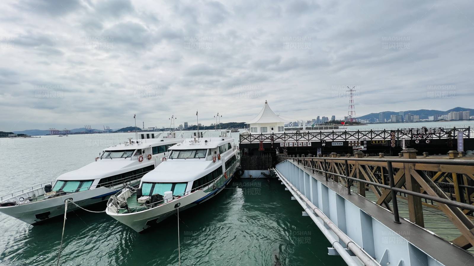 停靠码头的白色游艇图片