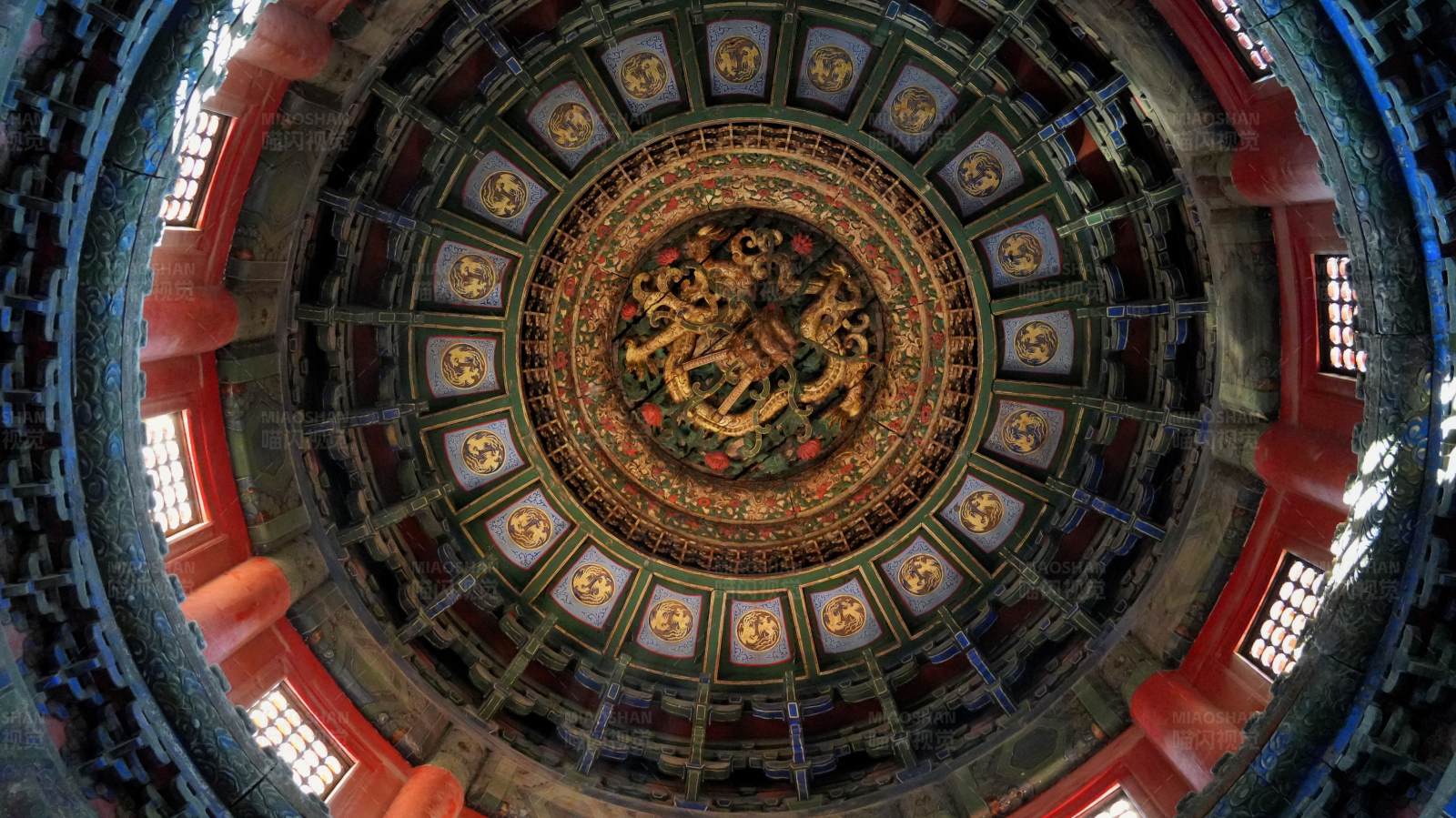 故宫穹顶龙纹装饰图片