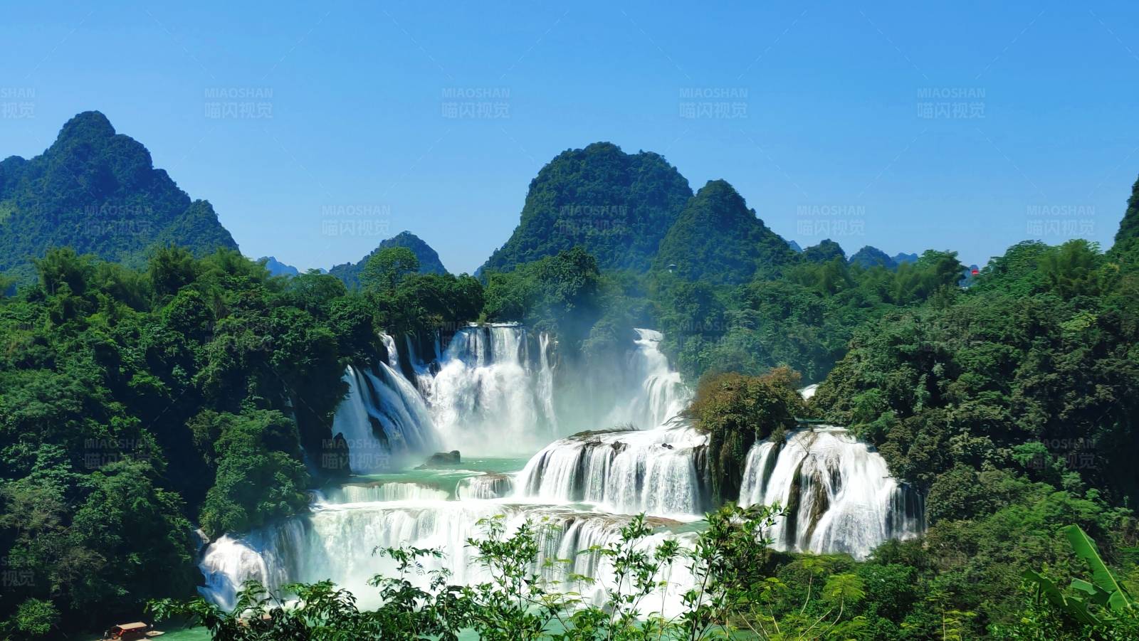 壮观瀑布与青山图片