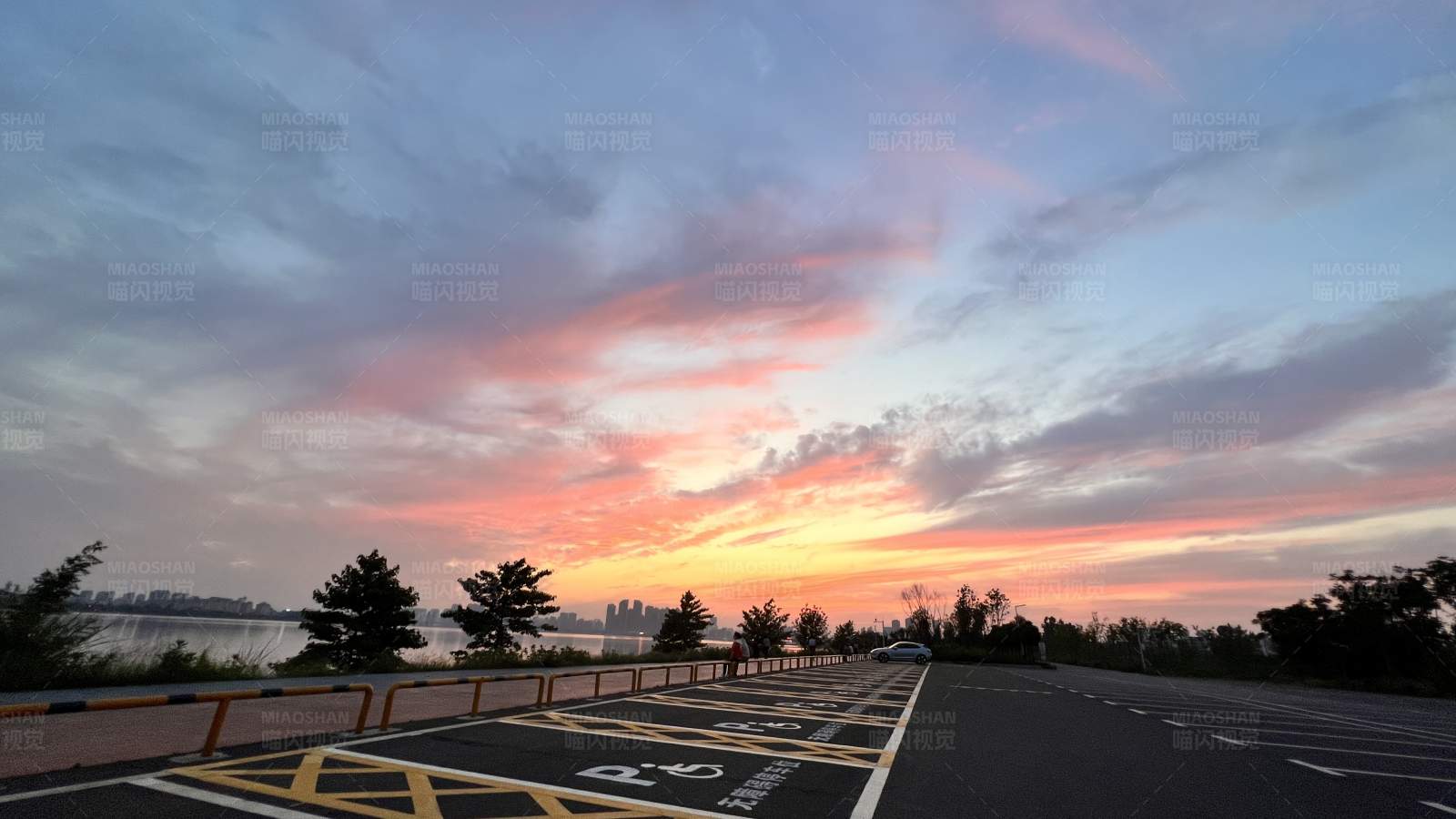 夕阳下的停车场图片