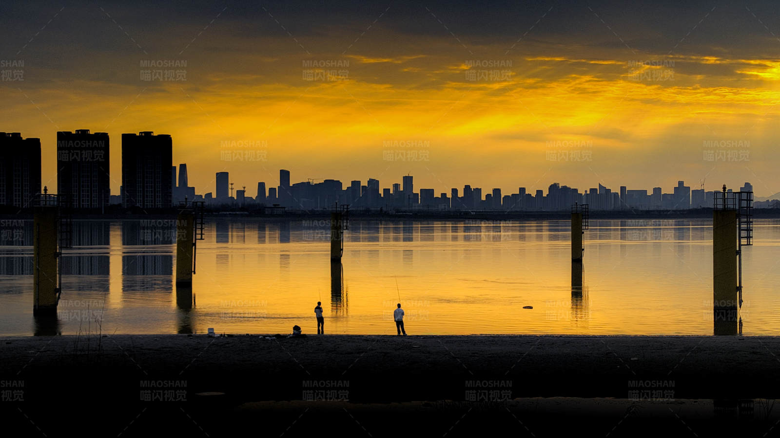 夕阳下的城市剪影图片