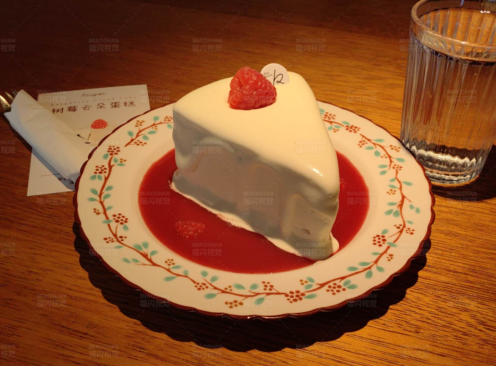 白色蛋糕与红莓装饰图片