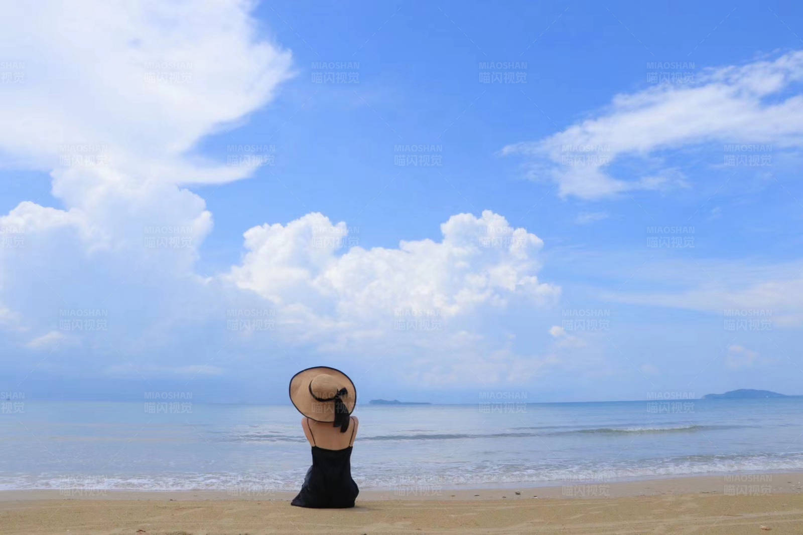 海滩上的宁静时光图片