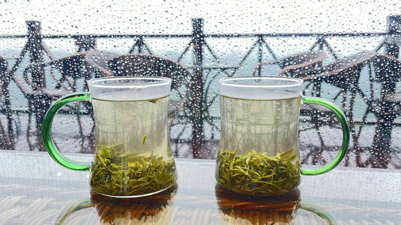雨天品茶图片