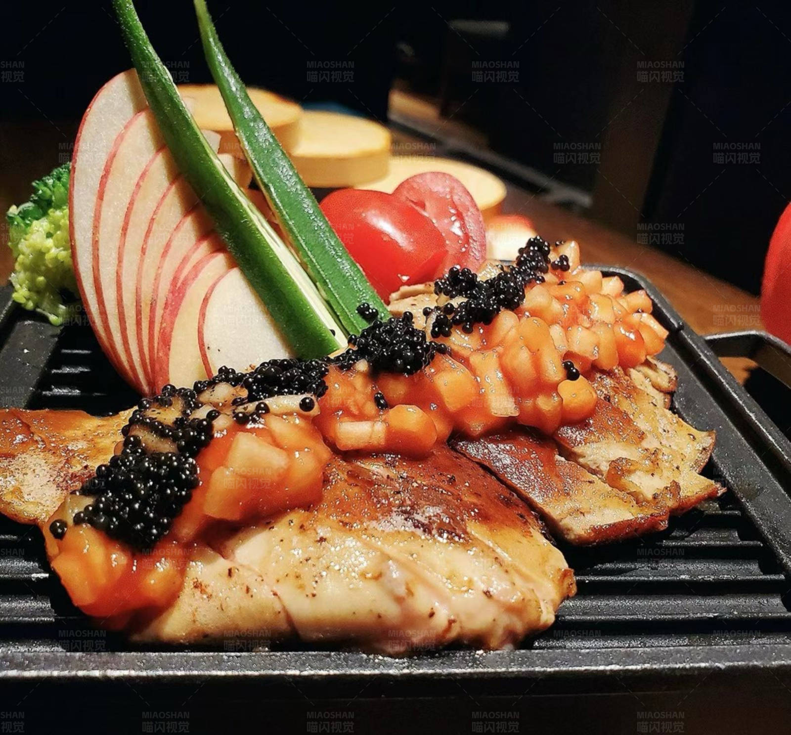 烤鱼配蔬菜和鱼子酱图片
