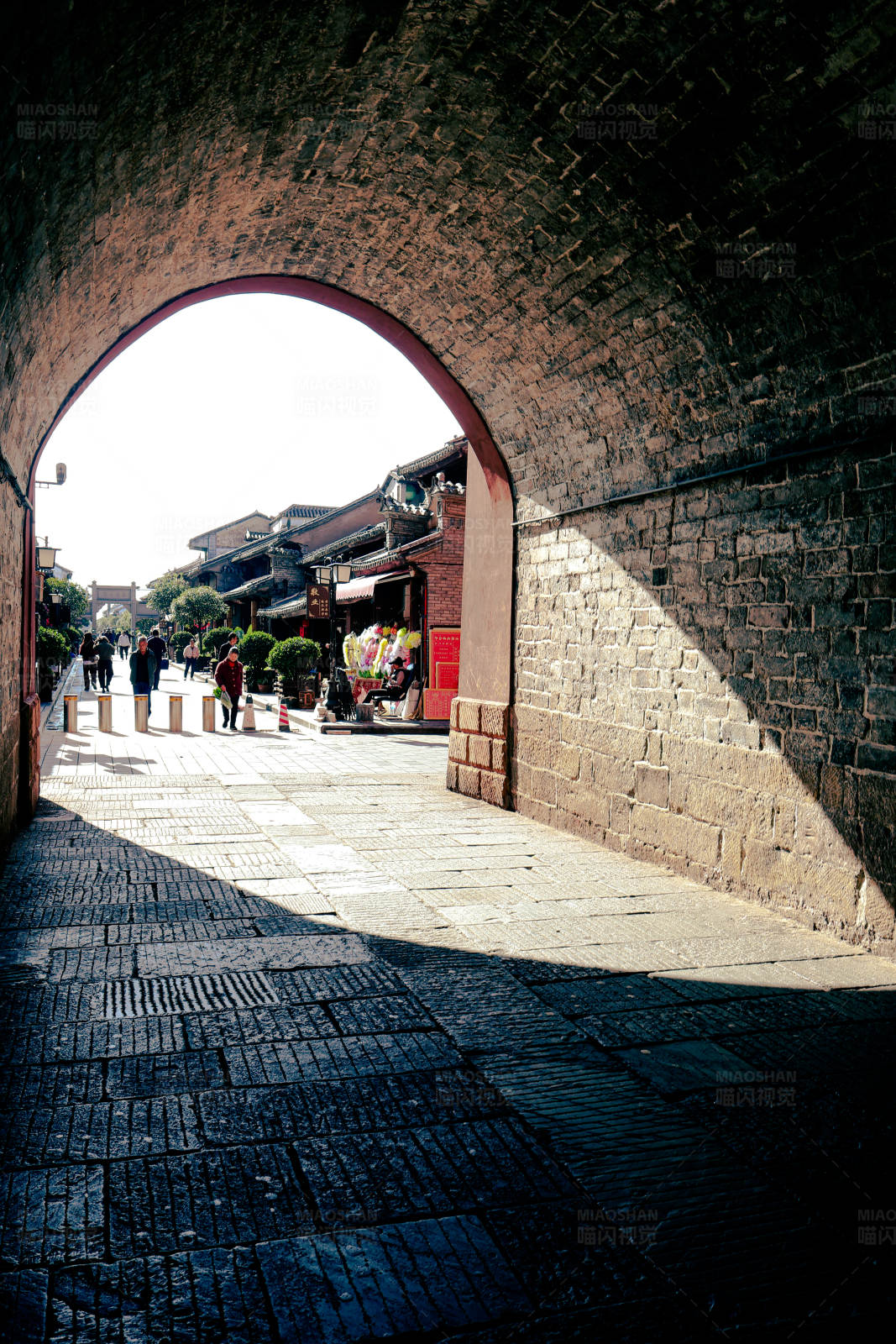 古城拱门下的光影图片