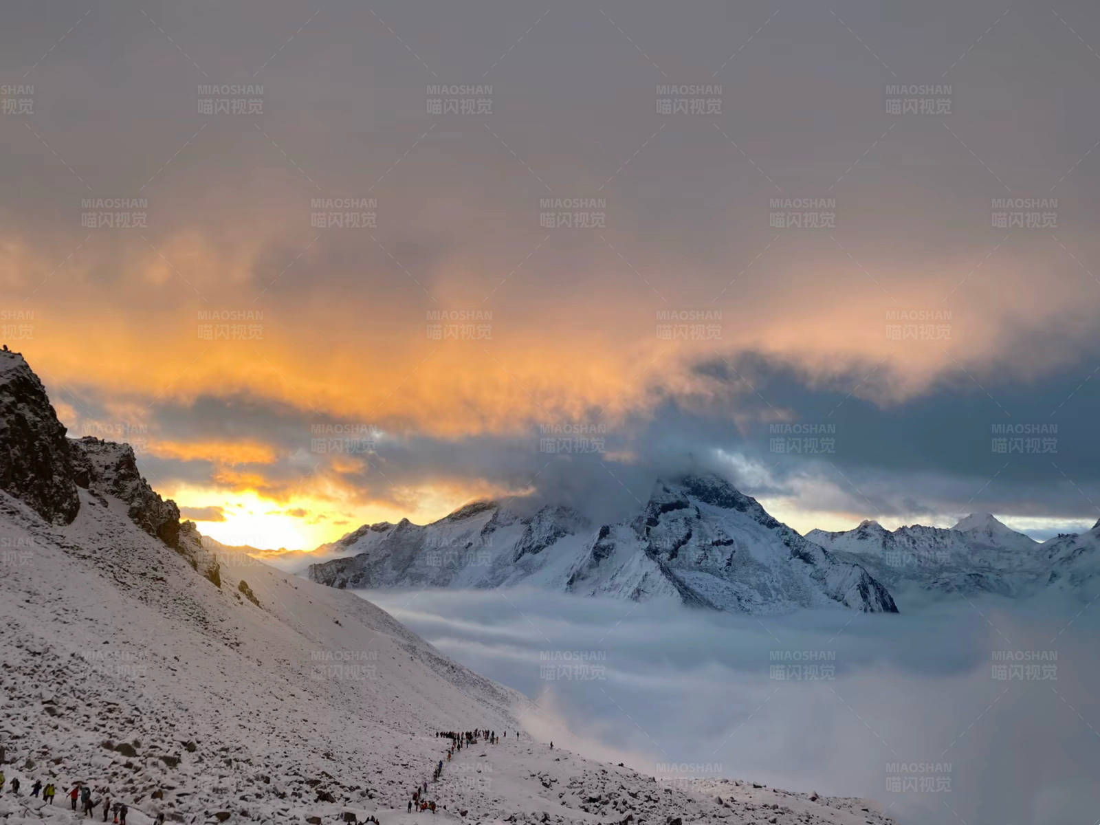 雪峰云海日出图片