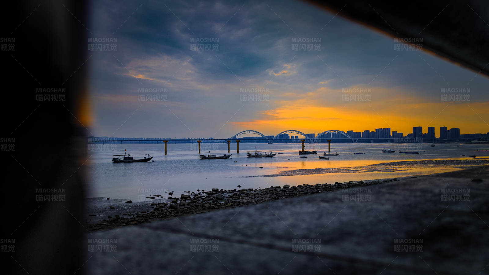 夕阳下的海岸与城市图片