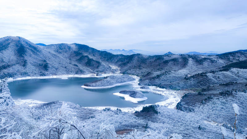 冬日雪景山湖图图片