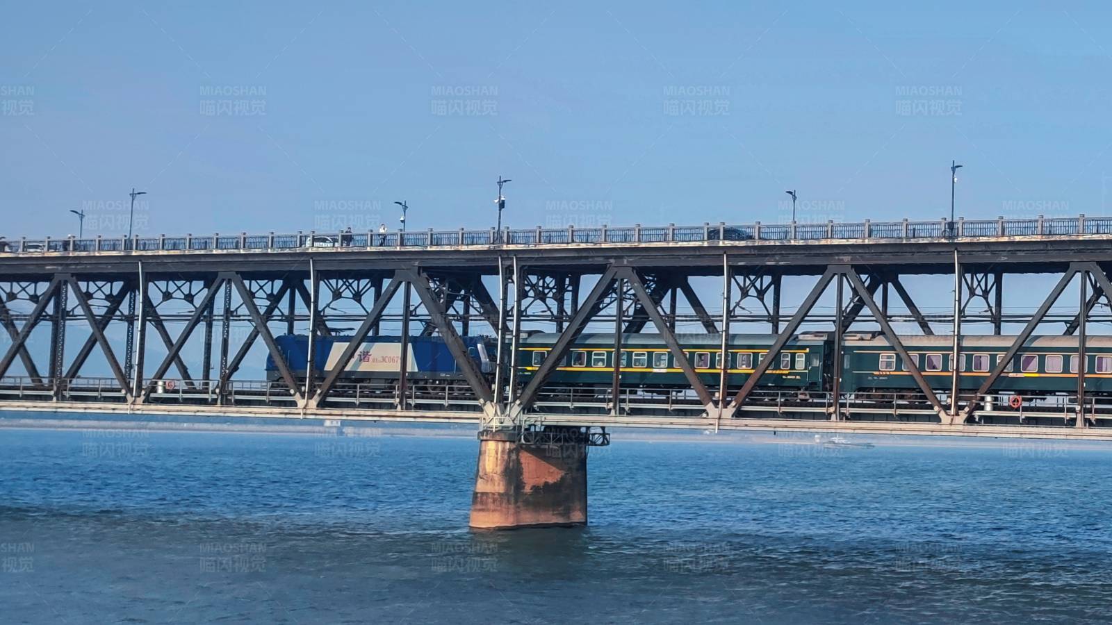 火车过江桥图片